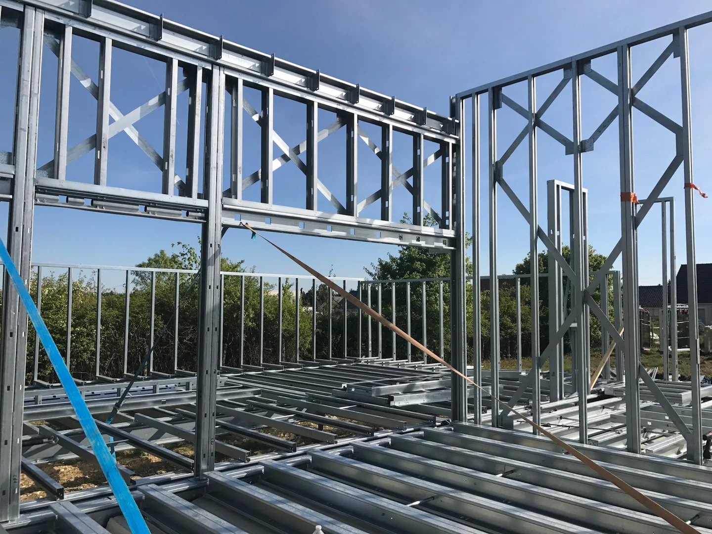 Photographie de chantier : assemblage d’une ossature métallique