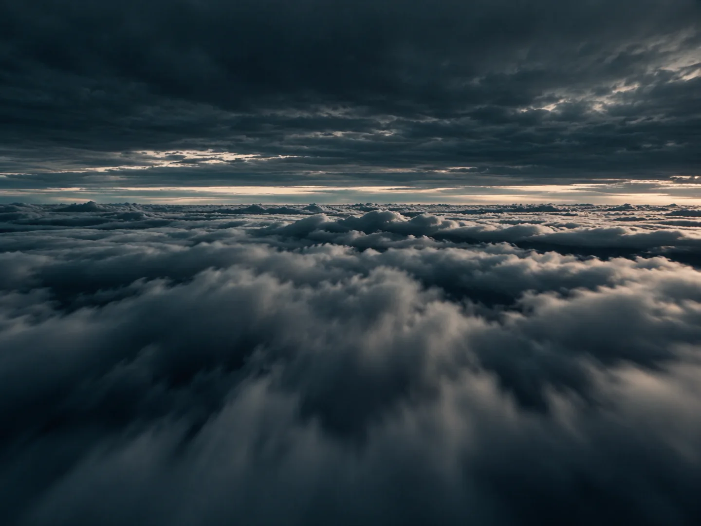 Un ciel nuageux au-dessus des nuages, première image du film S1GULARIS